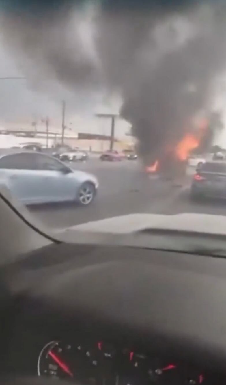 El vehículo se incendió en plena autopista