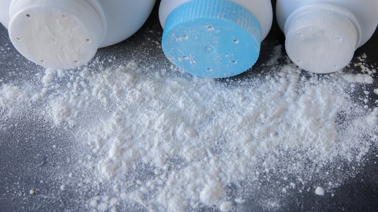 El talco en polvo es un producto que habitualmente se utiliza para eliminar malos olores y absorber la humedad.