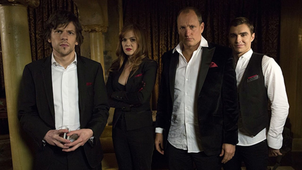 Un grupo de magos, liderado por Daniel Atlas (Jesse Eisenberg, derecha), intentará un truco maestro: robar un banco de máxima seguridad.