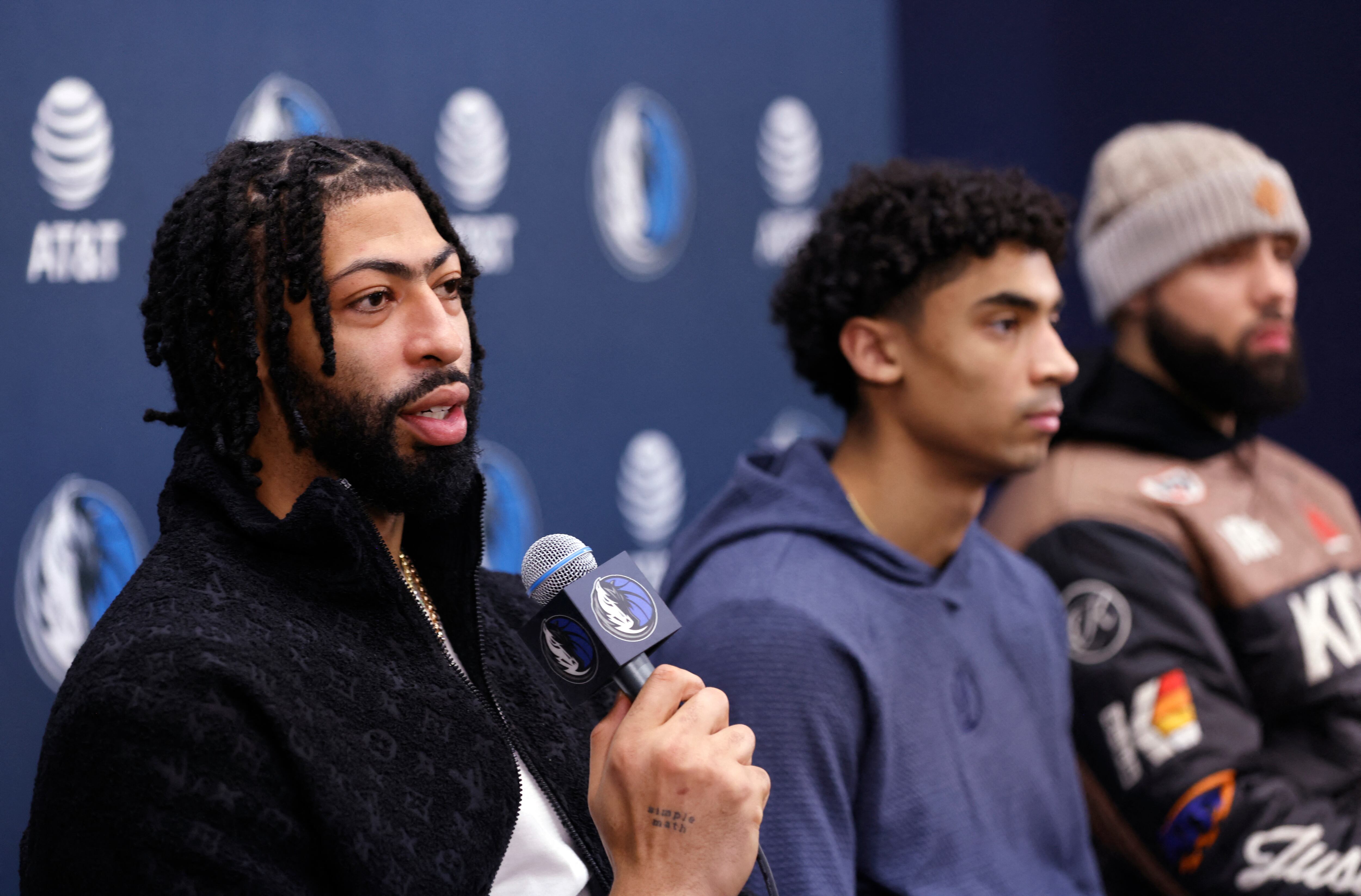 Anthony Davis, Max Christie and Caleb Martin hablan en medio de la conferencia de prensa concebida y donde fueron presentados.