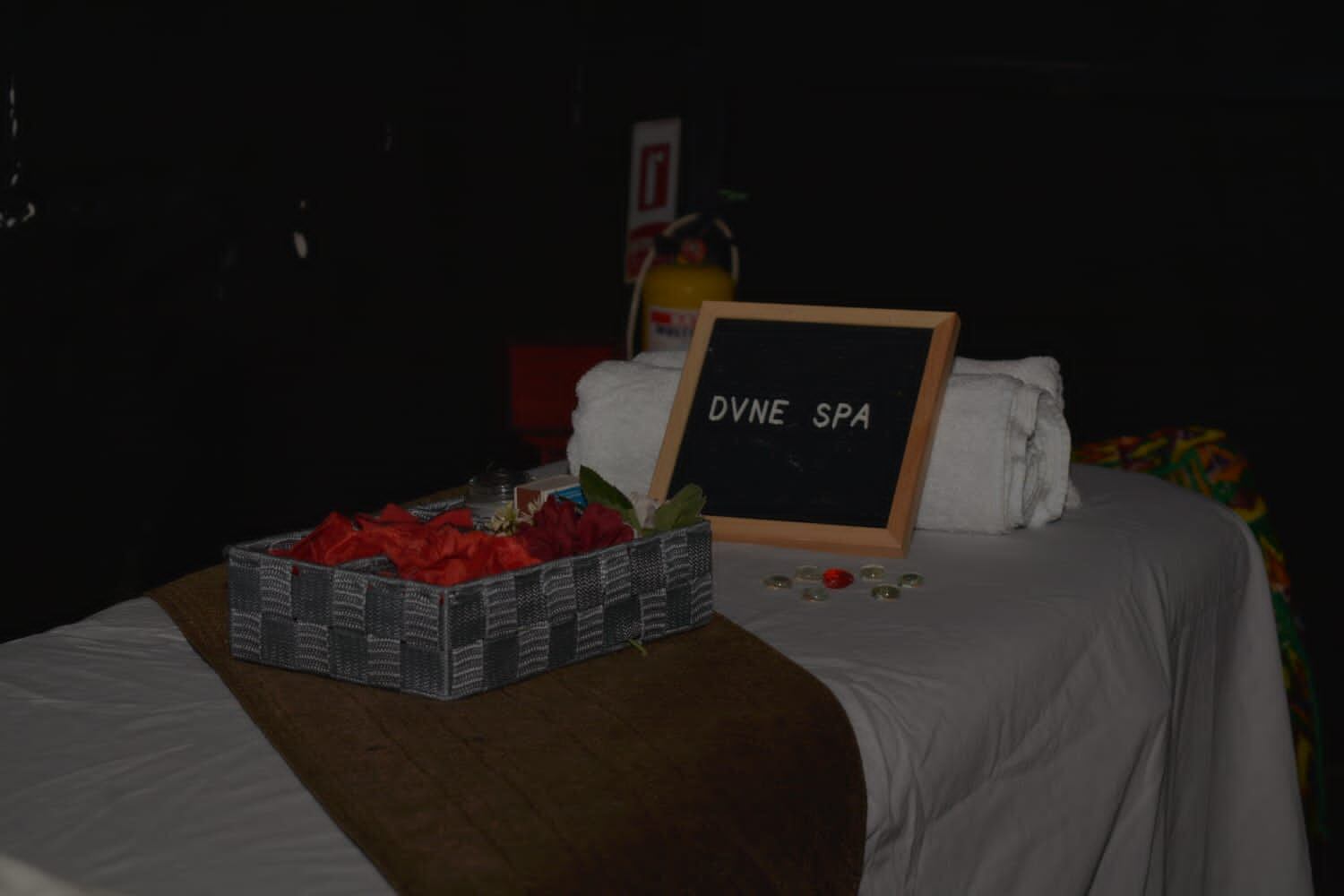 Camillas donde, al parecer, ofrecían masajes