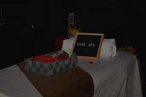 Camillas donde, al parecer, ofrecían masajes