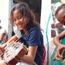 Niños y adolescentes, de entre 8 y 15 años, asisten de lunes a viernes a los talleres que ofrece el Bibliolibro de Mompós.