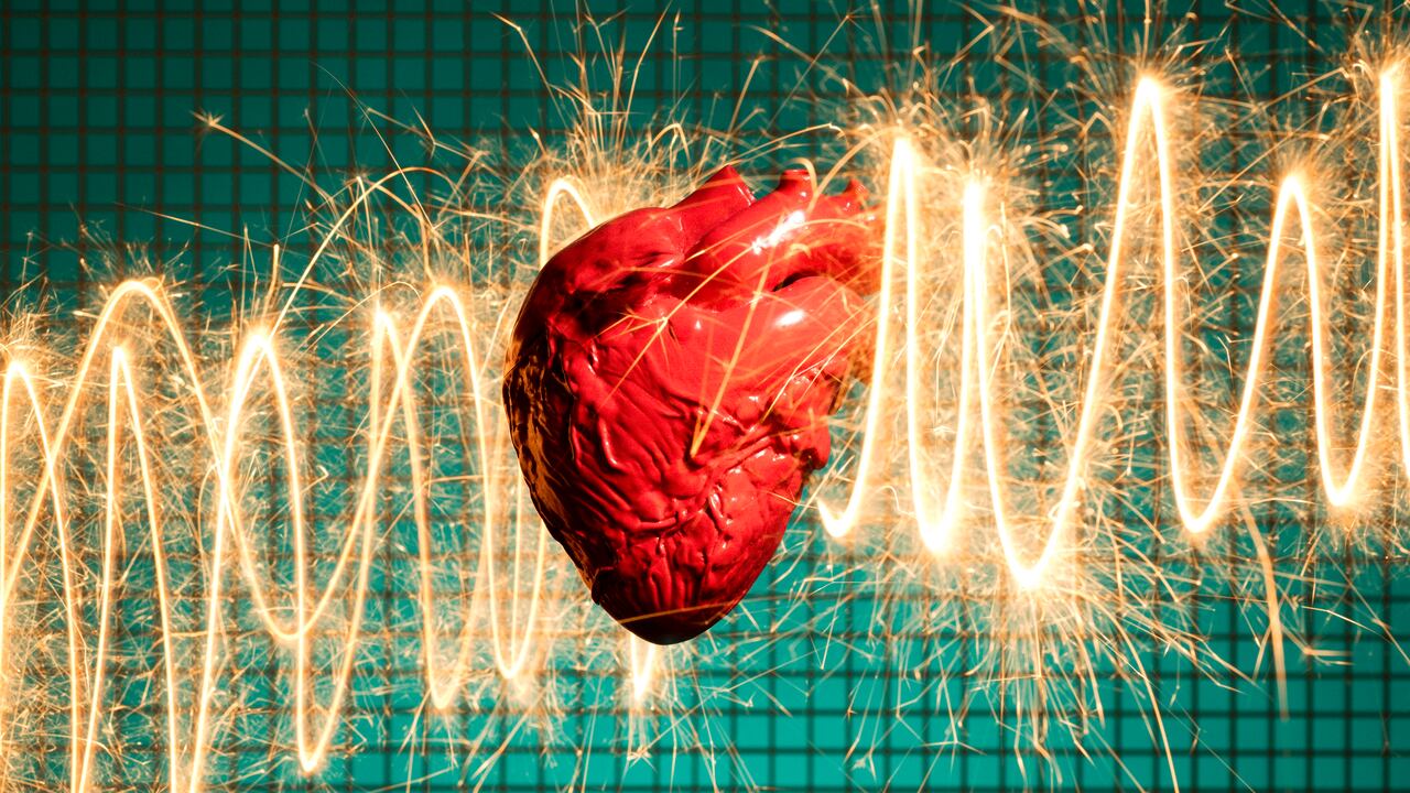 La niacina al tomarse como medicamento con receta en dosis más grandes, puede ayudar a reducir el colesterol y otras grasas en la sangre.