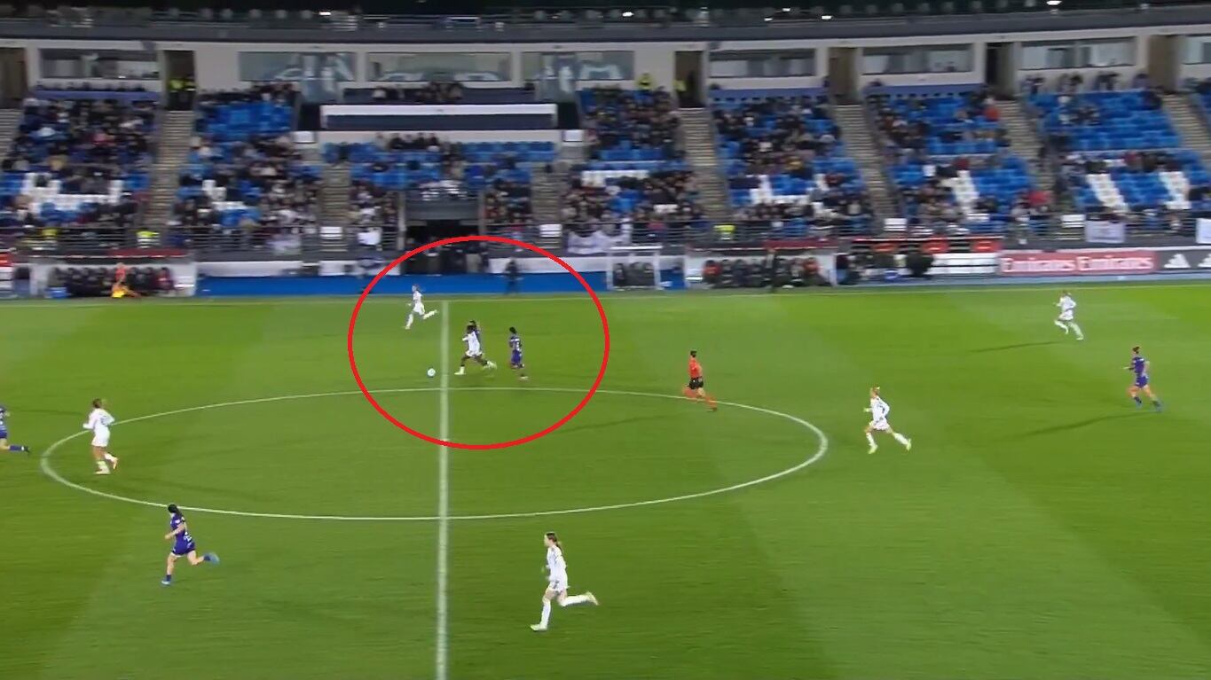 Momento exacto de la jugada 'maradoniana' de Linda Caicedo.