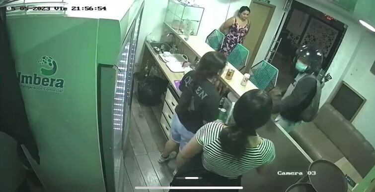 Uno de los delincuentes ingresó al área de la cocina.