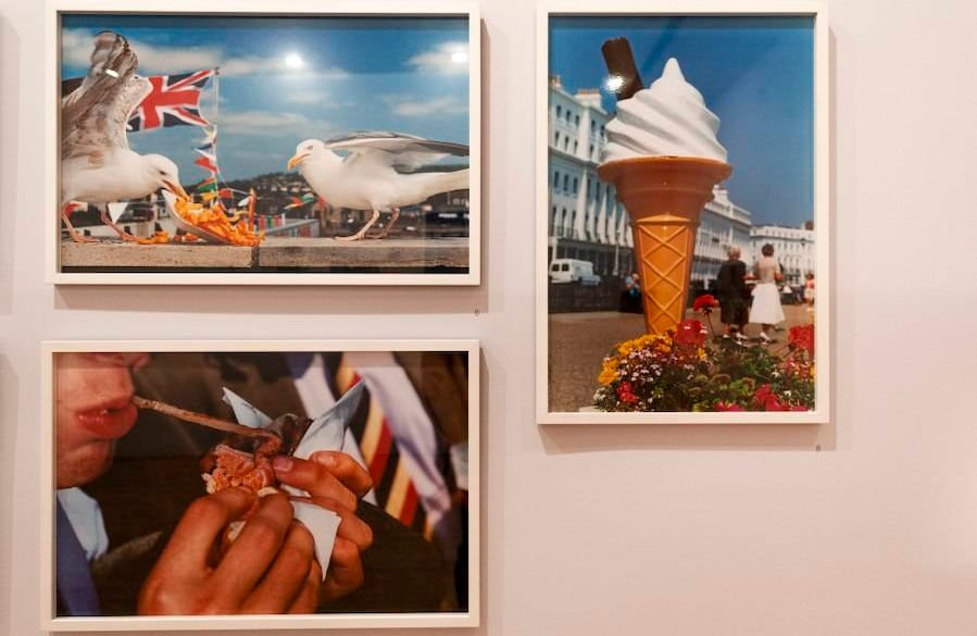 Think of England comparte sala con Scotland. Y es que él ha pasado 25 años entre las islas y los suburbios de Glasgow retratando los clichés escoceses: la falda, el baile, la comida, la gaita, la lluvia y las tierras altas.