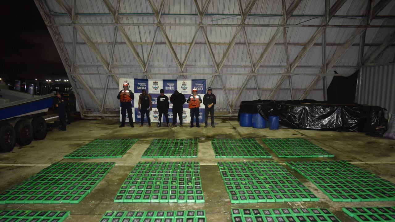 Tres hombres fueron capturados luego de la persecución de la Armada en aguas del Pacífico.