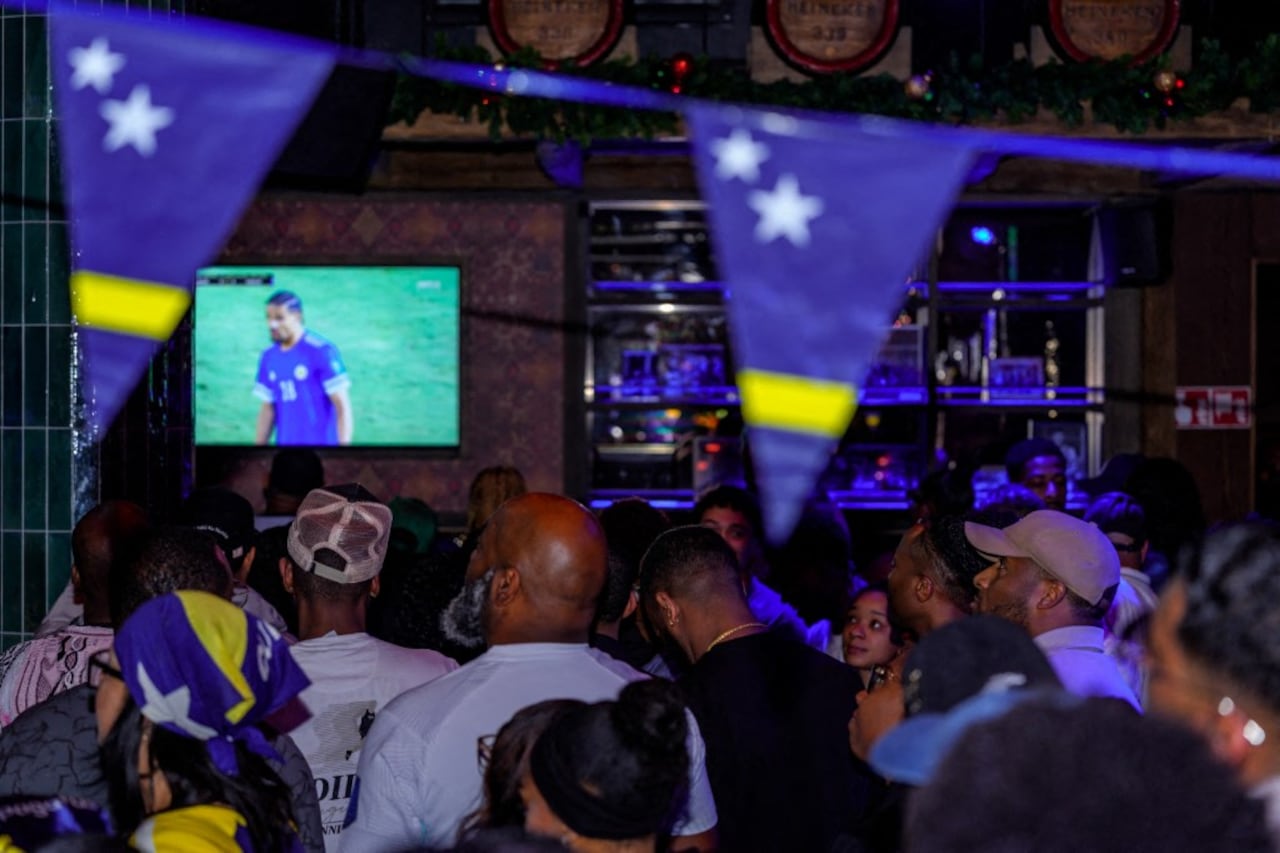 Los aficionados al fútbol de Curazao ven el último partido de clasificación para la Copa Mundial de la FIFA en un café de Rotterdam