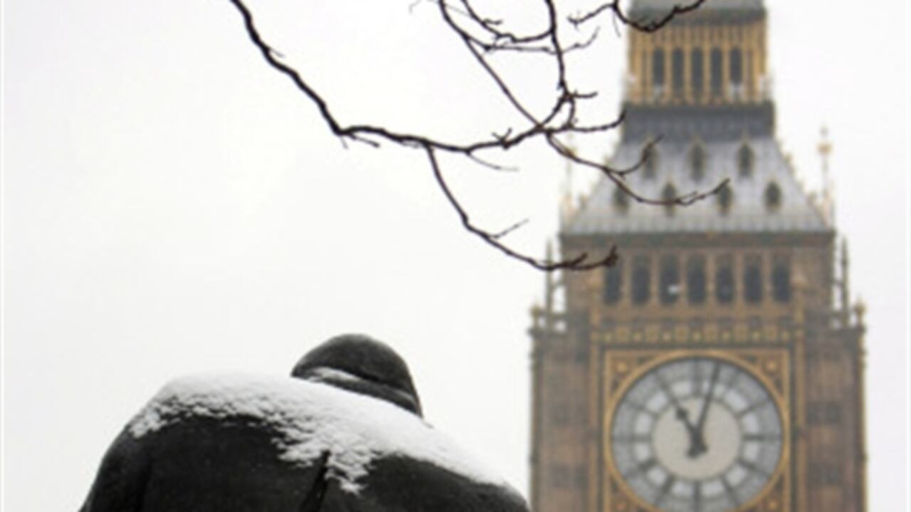 La torre de St. Stephens en Londres detrás de la estatua del Primer Ministro británico Winston Churchill.