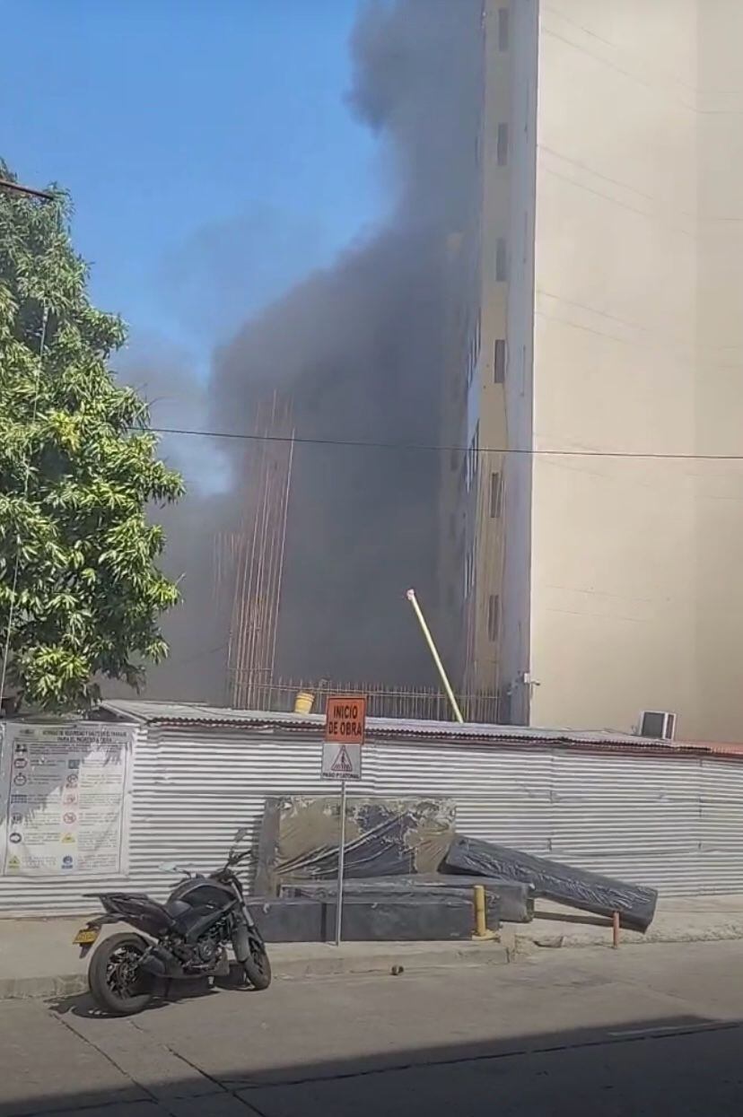 El incendio se registró en el patio del edificio.