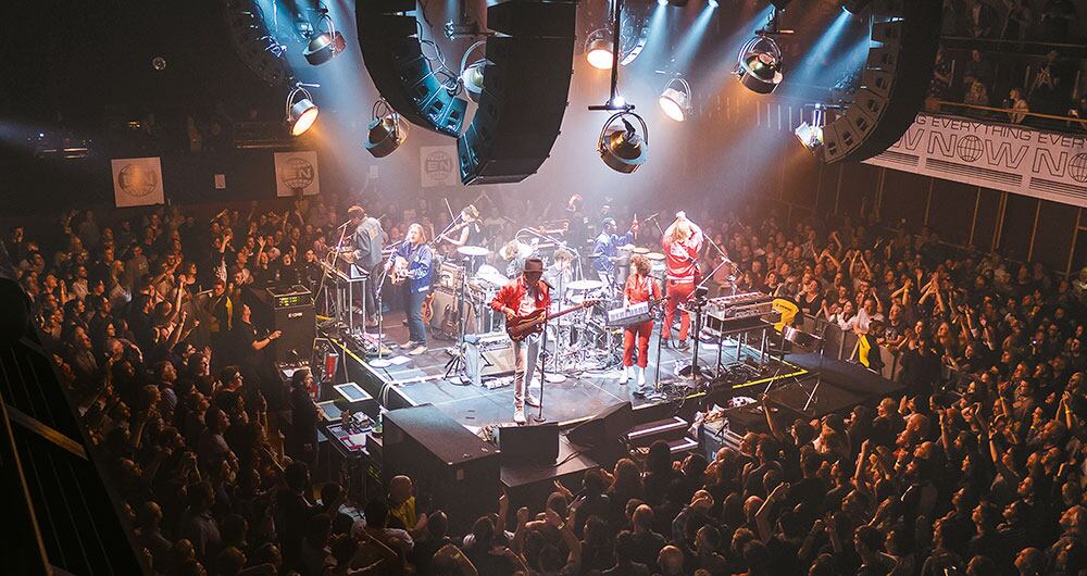 Everything Now es la más reciente gira de Arcade Fire. Su escenario incluye un cuadrilátero.