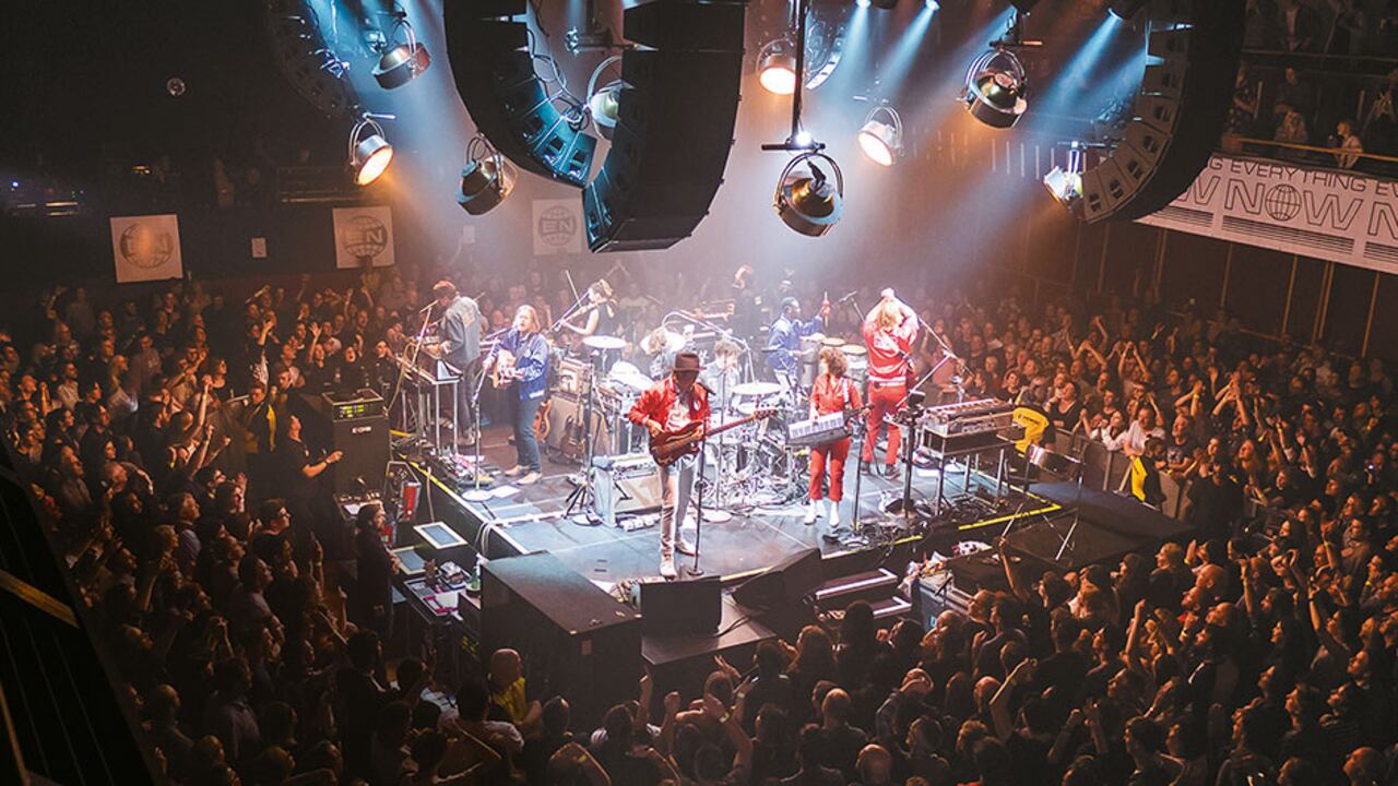 Everything Now es la más reciente gira de Arcade Fire. Su escenario incluye un cuadrilátero.