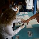 Un hombre llega para emitir su voto durante las elecciones presidenciales en la Ciudad de Guatemala