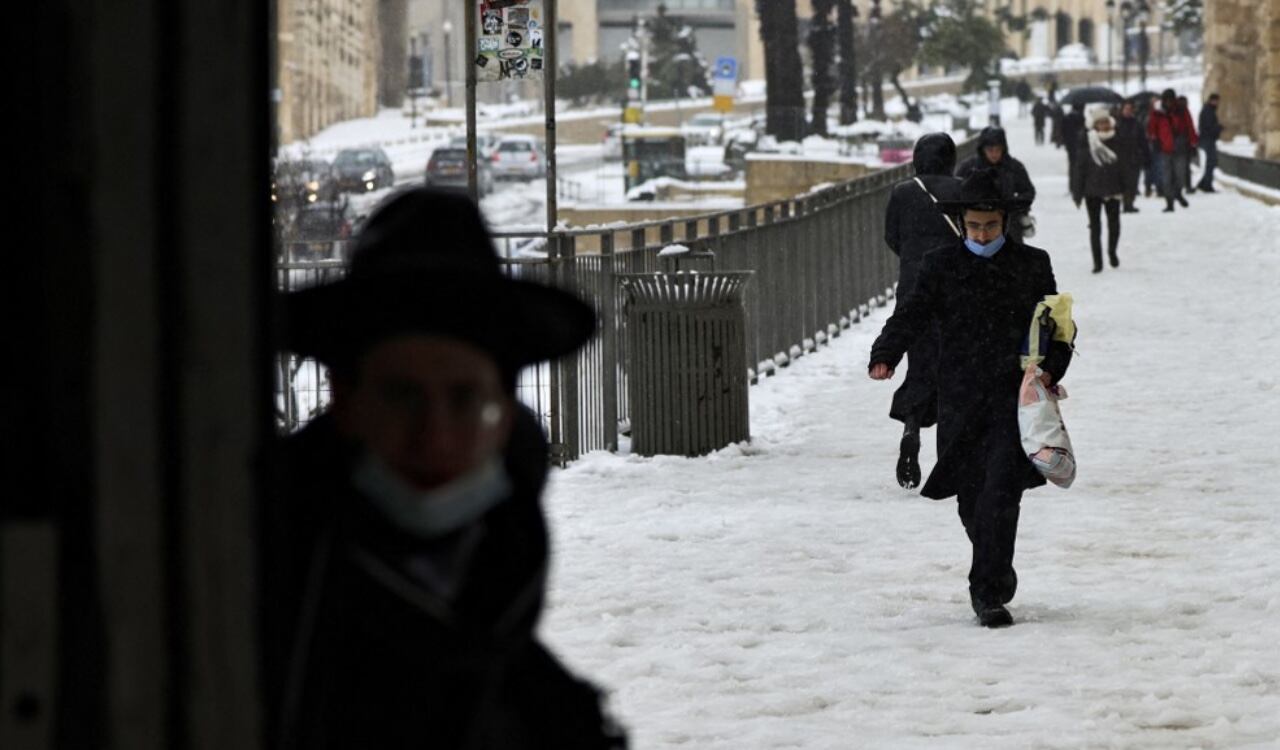 Los habitantes de Jerusalén tuvieron que salir con abrigos y ropa abrigada por cuenta del frío, tras la nevada que cayó sobre la capital de Israel