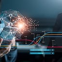 Mujer de negocios que usa un teléfono inteligente móvil en una conexión de red global y conexión de datos de clientes con antecedentes azules, marketing digital, intercambios de datos, innovación y tecnología.