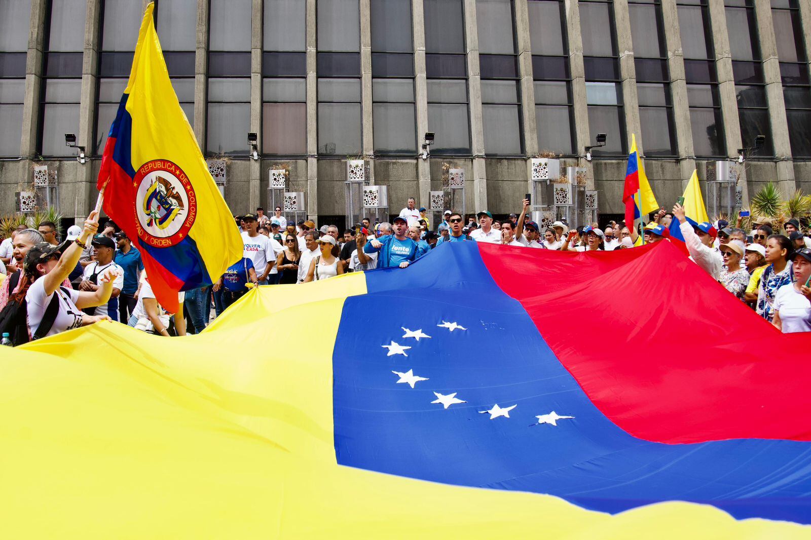 Bandera venezolana expuesta en el centro administrativo de La Alpujarra de Medellín.