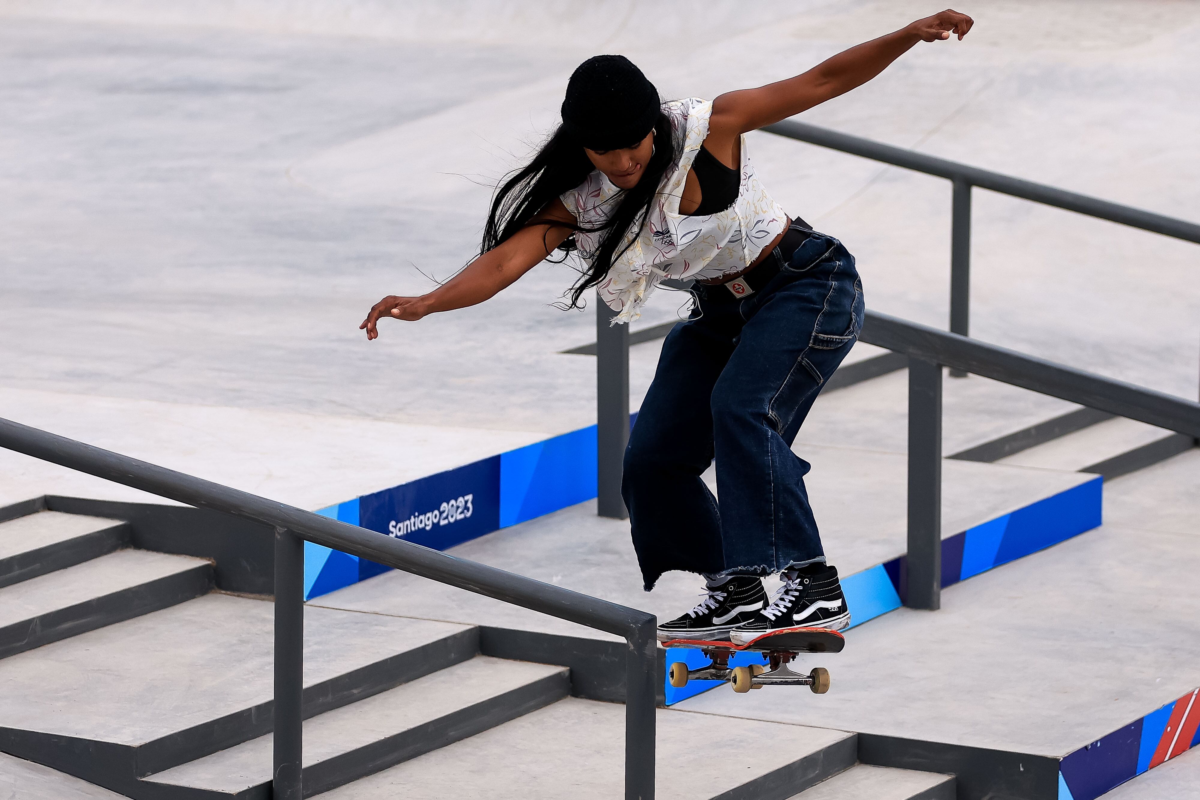 Jazmín Álvarez de Colombia compite en la final femenina de patinaje de calle en el Parque Deportivo Estadio Nacional en el Día 1 de los Juegos Panamericanos Santiago 2023 el 21 de octubre de 2023 en Santiago, Chile.