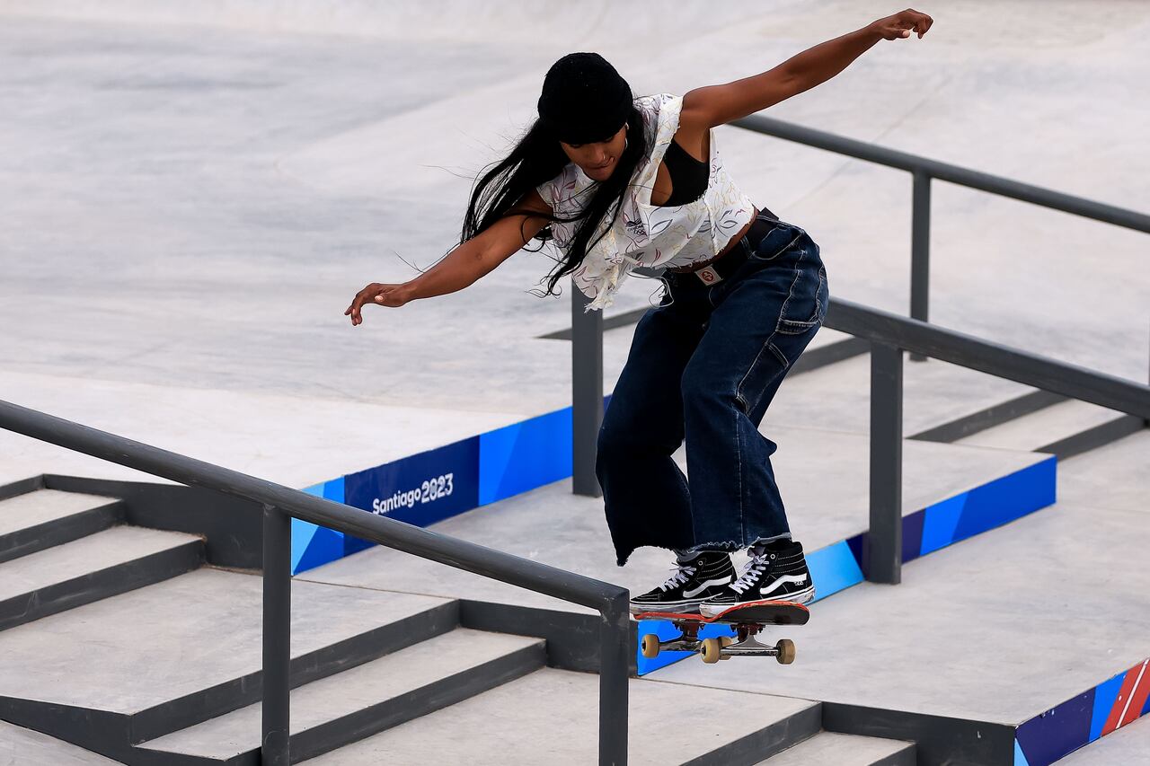 Jazmín Álvarez de Colombia compite en la final femenina de patinaje de calle en el Parque Deportivo Estadio Nacional en el Día 1 de los Juegos Panamericanos Santiago 2023 el 21 de octubre de 2023 en Santiago, Chile.