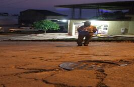 El proceso reptación que mueve lentamente la tierra en Villarrica no solo afecta las viviendas del pueblo sino también al alcantarillado Foto: Pablo Andrés Monsalve