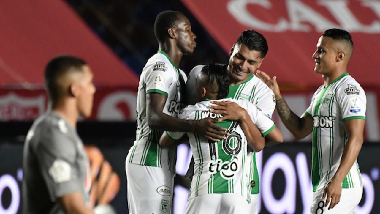 CALI - COLOMBIA, 21-11-2020: Jugadores del Nacional celebran despu�s del partido por los cuartos de final ida como parte de la Liga BetPlay DIMAYOR 2020 entre Am�rica de Cali y Atl�tico Nacional jugado en el estadio Pascual Guerrero de la ciudad de Cali. / Players of Nacional celebrate after match for the quarterfinal first leg as part of BetPlay DIMAYOR League 2020 between America de Cali and Atletico Nacional played at Pascual Guerrero stadium in Cali. Photo: VizzorImage / Gabriel Aponte / Staff