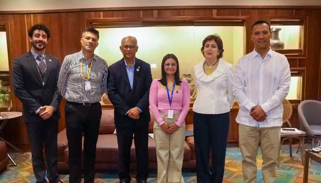 Angie Rodríguez directora del Dapre en reunión con la OEA