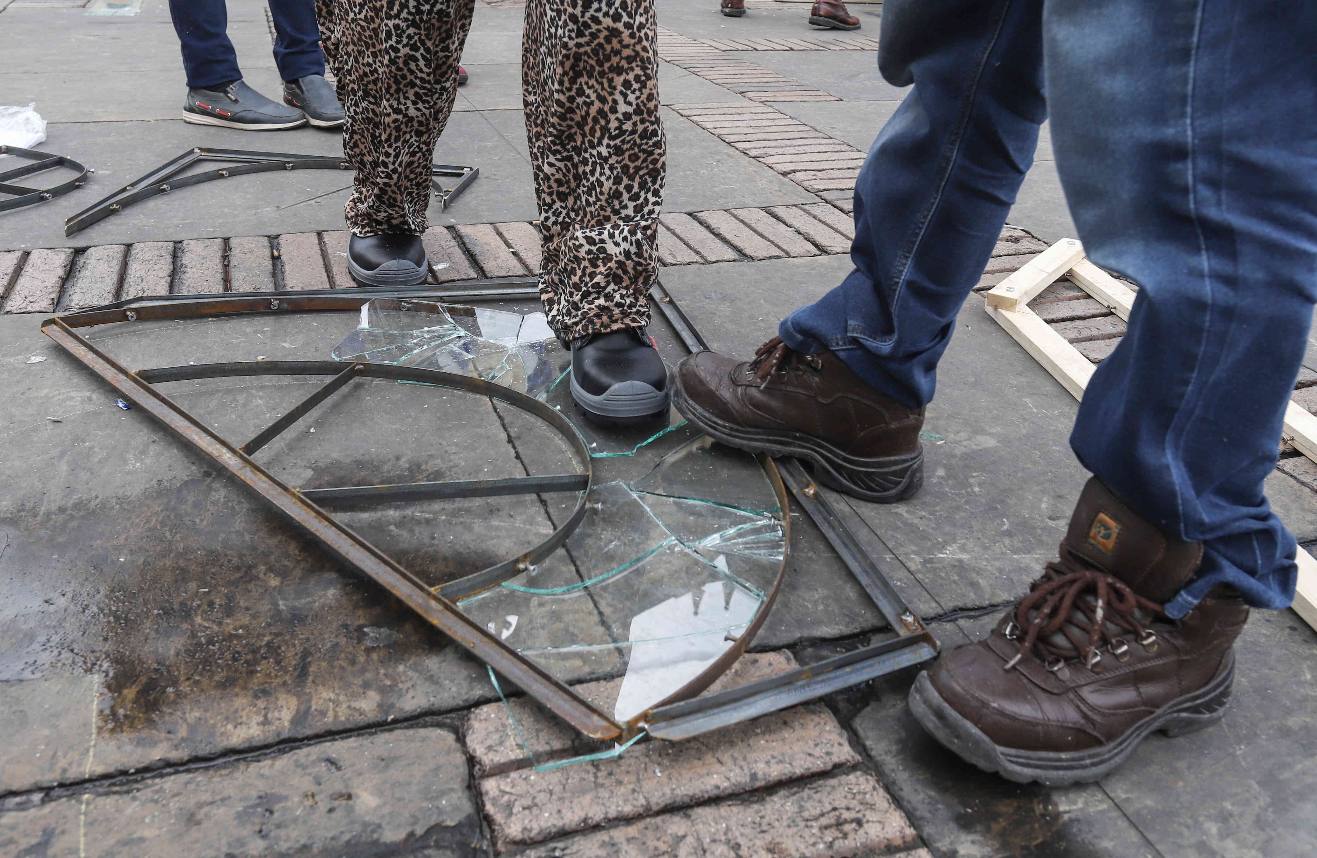 Con plantillas y reglas de madera, las líneas de cada letra fueron tomando forma con cristales que, pisados con fuerza por los líderes, se fracturaban sobre el suelo. Foto: Diana Rey Melo