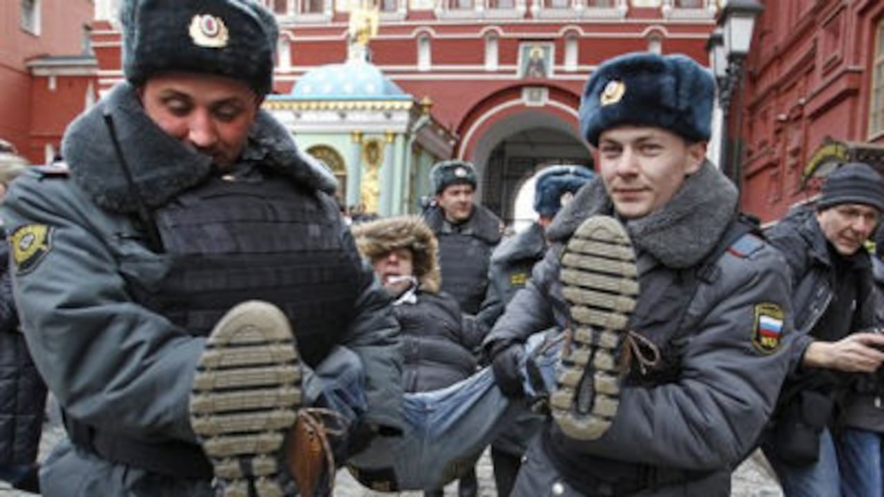 La policía rusa detuvo uno de los manifestantes en contra de la elección del primer ministro, Vladimir Putin, el domingo, en la Plaza Roja de Moscú.