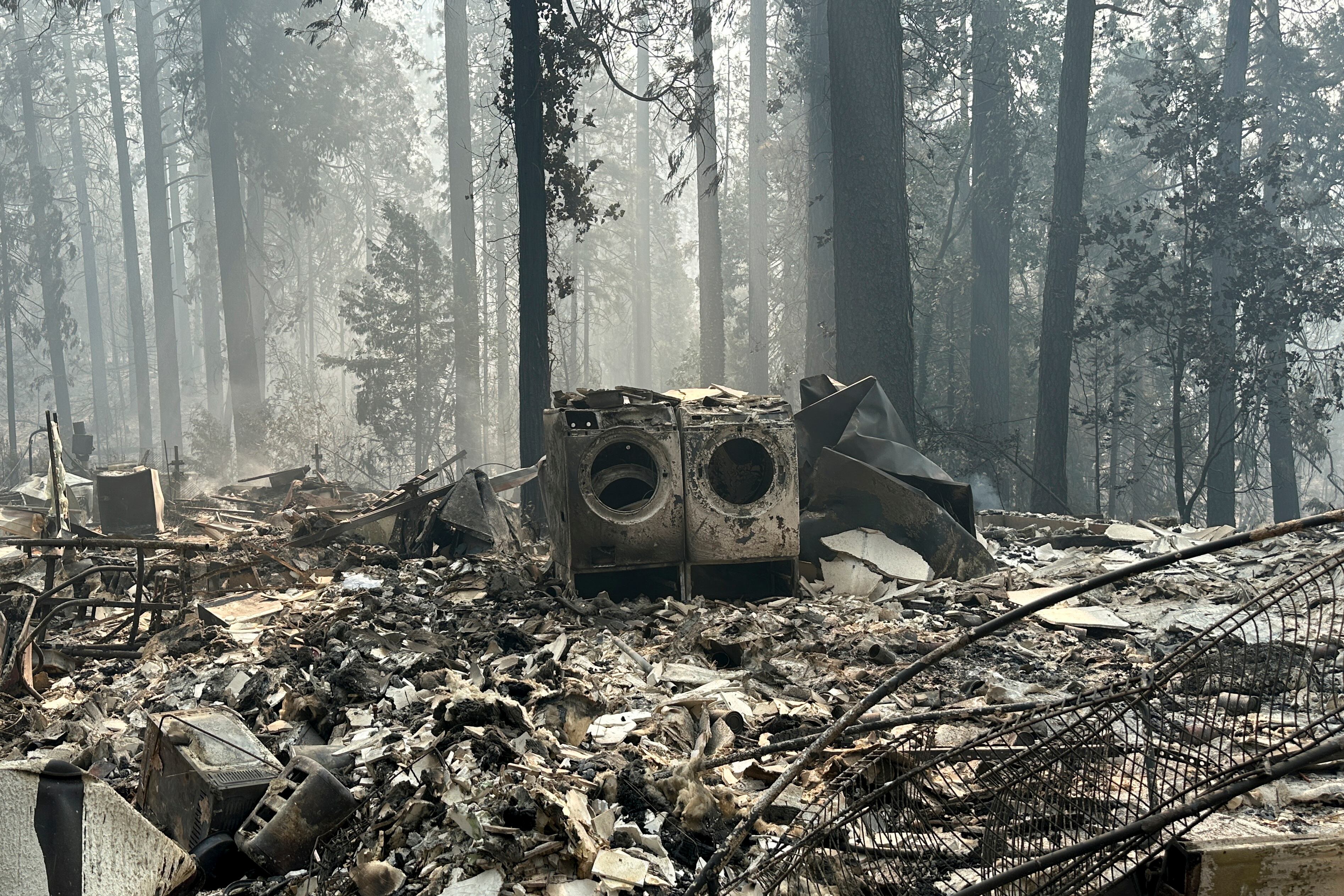 Se ve una propiedad dañada por un incendio forestal después del incendio Park, el domingo 28 de julio de 2024, en la comunidad de Cohasset del condado de Butte, California (Foto AP/Eugene García)