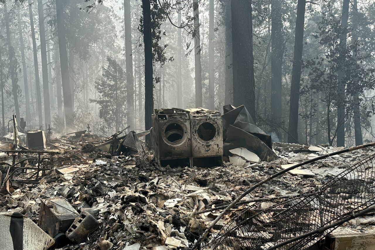 Se ve una propiedad dañada por un incendio forestal después del incendio Park, el domingo 28 de julio de 2024, en la comunidad de Cohasset del condado de Butte, California (Foto AP/Eugene García)