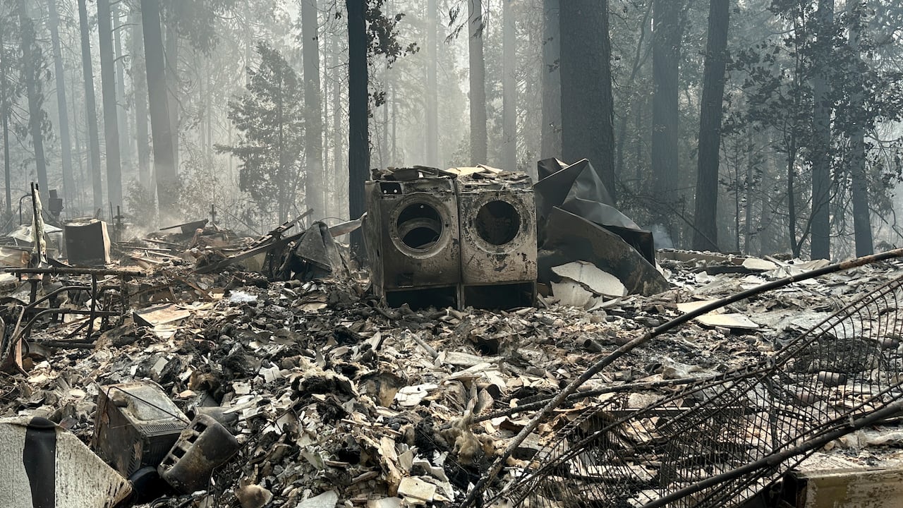 Se ve una propiedad dañada por un incendio forestal después del incendio Park, el domingo 28 de julio de 2024, en la comunidad de Cohasset del condado de Butte, California (Foto AP/Eugene García)