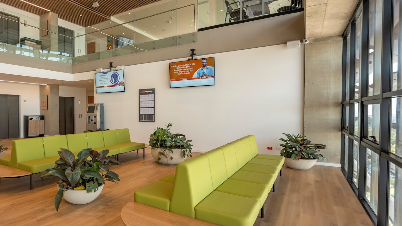 Con una inversión de más de 72.000 millones de pesos y una extensión de 12.500 m² distribuidos en 14 pisos, este centro ofrece un modelo centrado en el bienestar físico, mental, social y ocupacional de los adultos mayores.