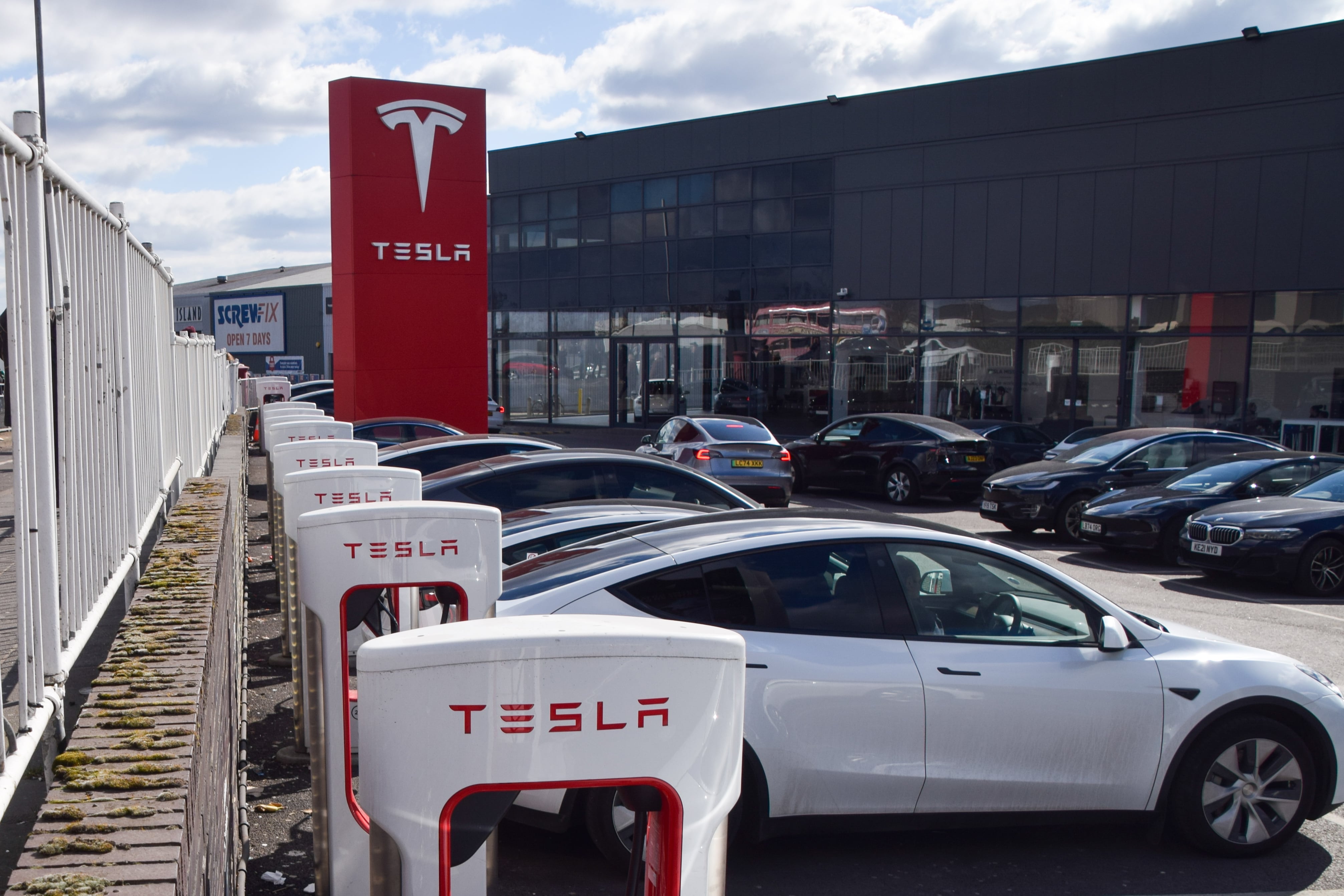 Marcas como Tesla se beneficiarán de la nueva llegada de energías sostenibles.