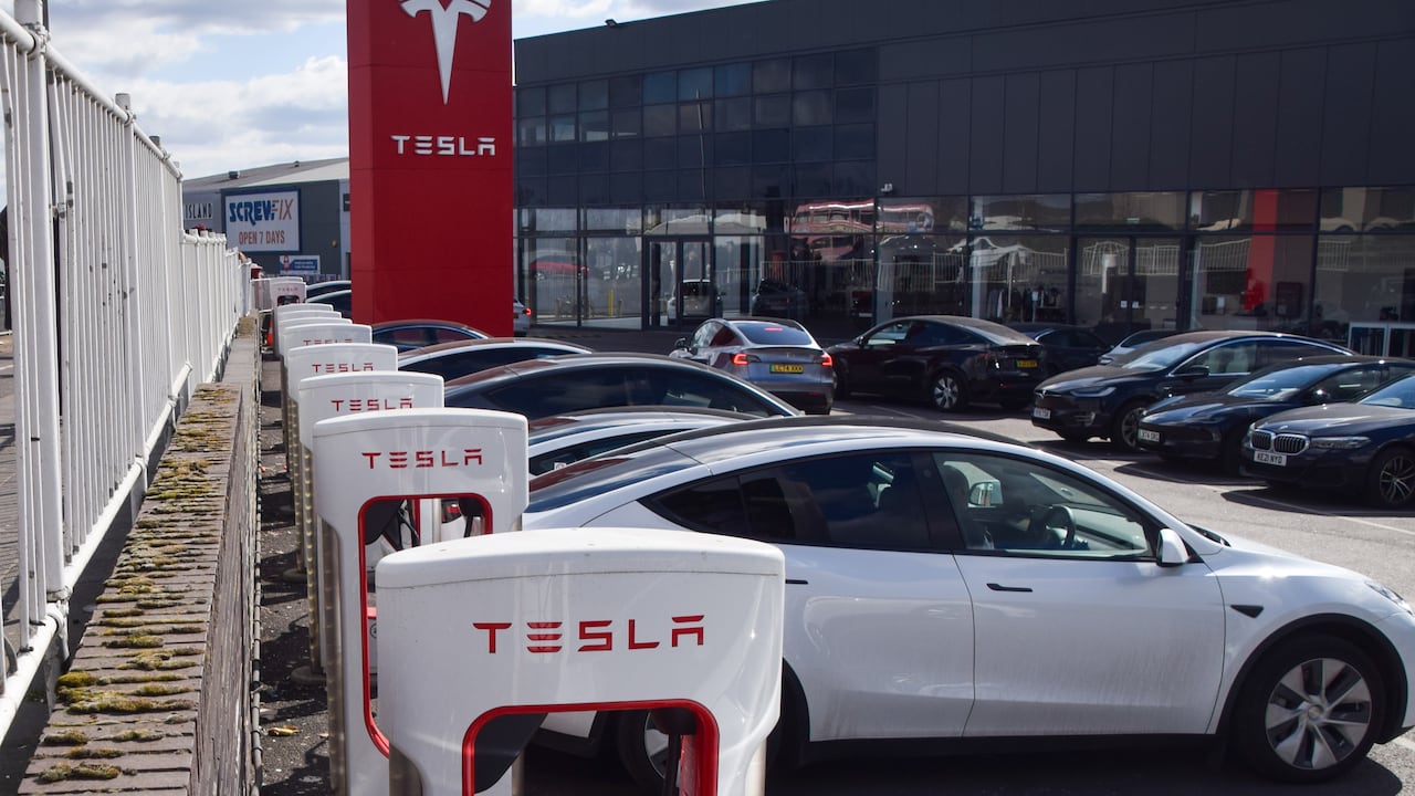 La SIC puso la lupa sobre Tesla Colombia por retrasos en entregas, garantías e información a consumidores tras analizar más de 23.700 pedidos de vehículos eléctricos.