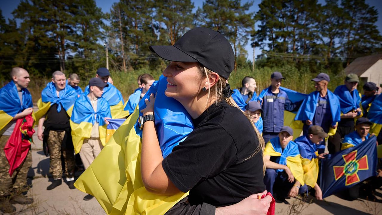 En esta fotografía tomada y publicada por el Servicio de Prensa Presidencial de Ucrania el 14 de septiembre de 2024, un voluntario abraza a un prisionero de guerra (POW) ucraniano tras un intercambio en un lugar no revelado de Ucrania. Rusia dijo el 14 de septiembre de 2024 que intercambió 103 soldados ucranianos cautivos por un número igual de prisioneros de guerra rusos en un acuerdo de intercambio negociado por los Emiratos Árabes Unidos. (Foto de Handout / SERVICIO DE PRENSA PRESIDENCIAL DE UCRANIANO / AFP) / XGTY / RESTRINGIDO A USO EDITORIAL - CRÉDITO OBLIGATORIO "FOTO AFP /