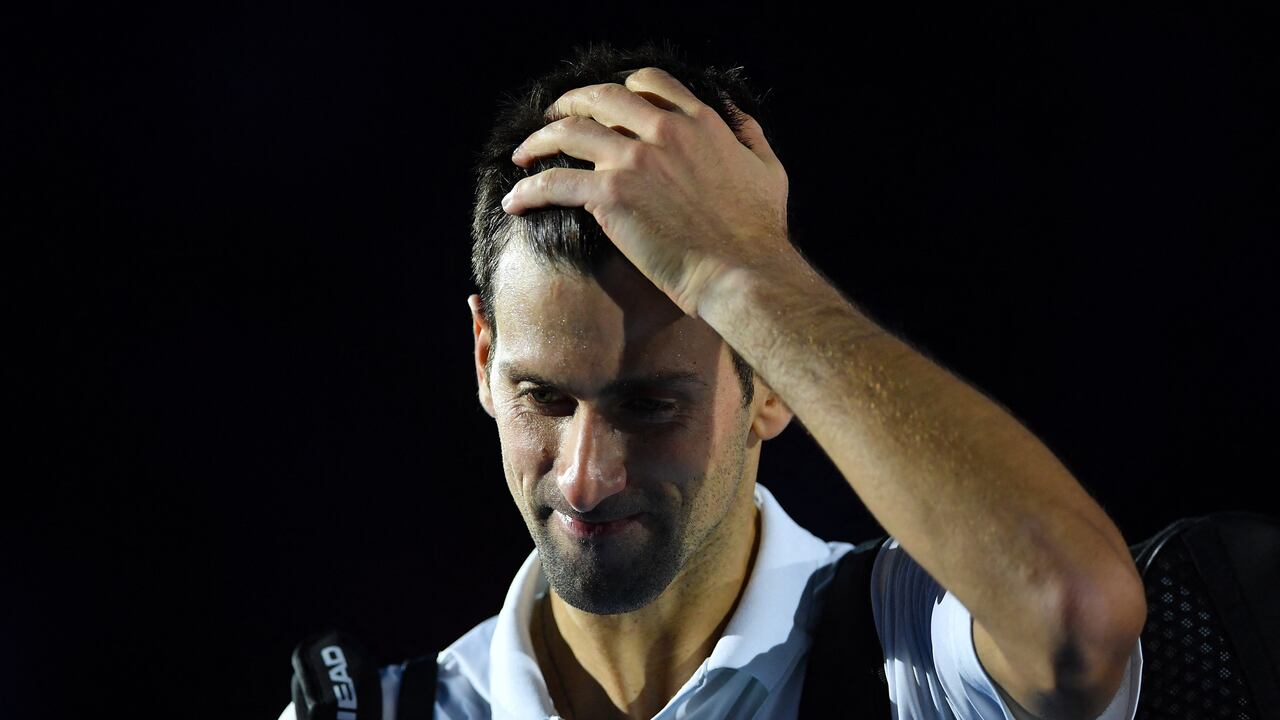 El serbio Novak Djokovic se agarra la cabeza la cancha después de perder su partido de semifinales del ATP Finals contra el alemán Alexander Zverev.