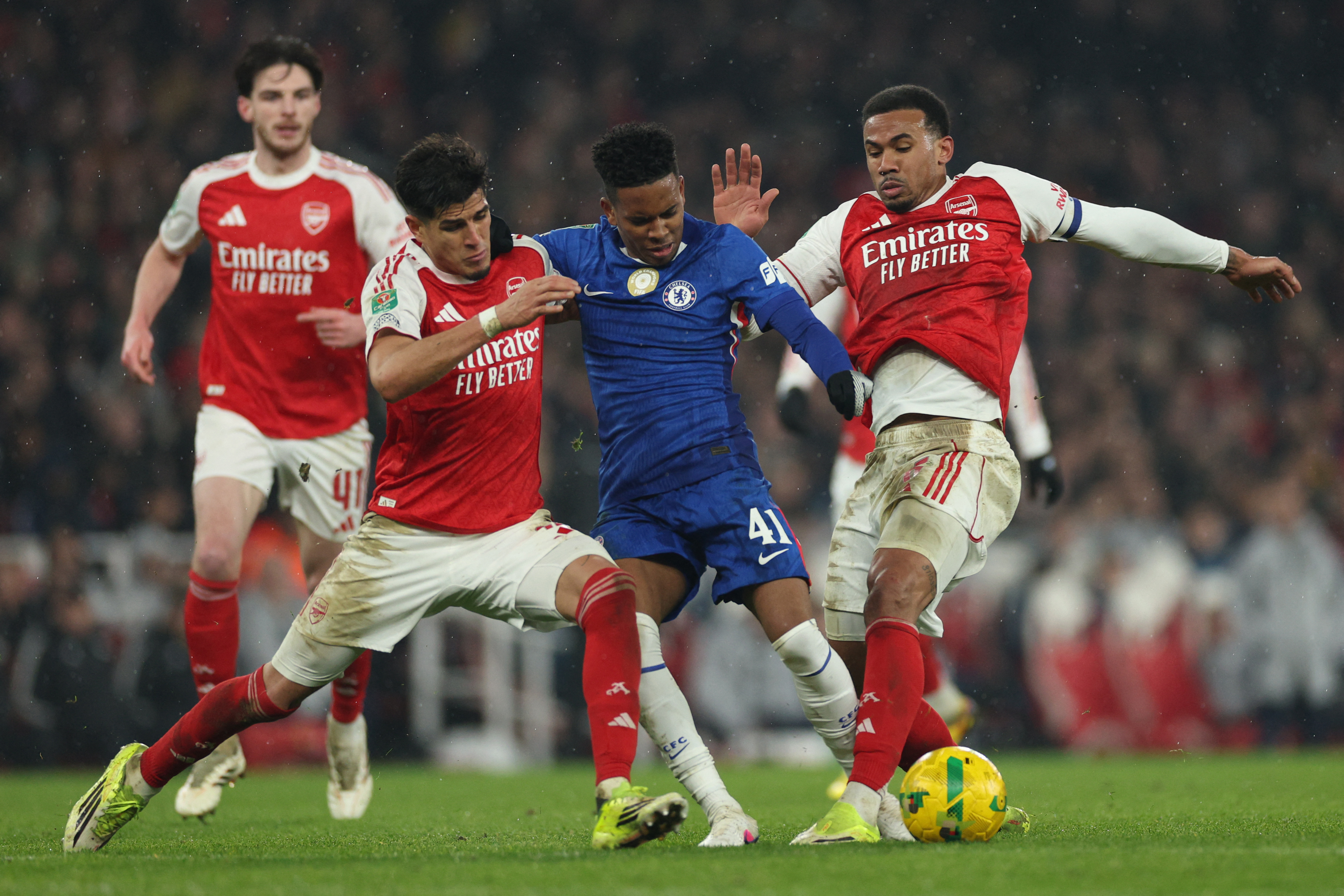 El centrocampista brasileño del Chelsea #41 Estevao (2D) recibe faltas del defensa ecuatoriano del Arsenal #05 Piero Hincapie (2I) y del defensa brasileño del Arsenal #06 Gabriel Magalhaes (D) durante el partido de vuelta de las semifinales de la Copa de la Liga inglesa, partido de fútbol entre Arsenal y Chelsea en el Emirates Stadium, en Londres el 3 de febrero de 2026. (Foto de Adrian Dennis / AFP)