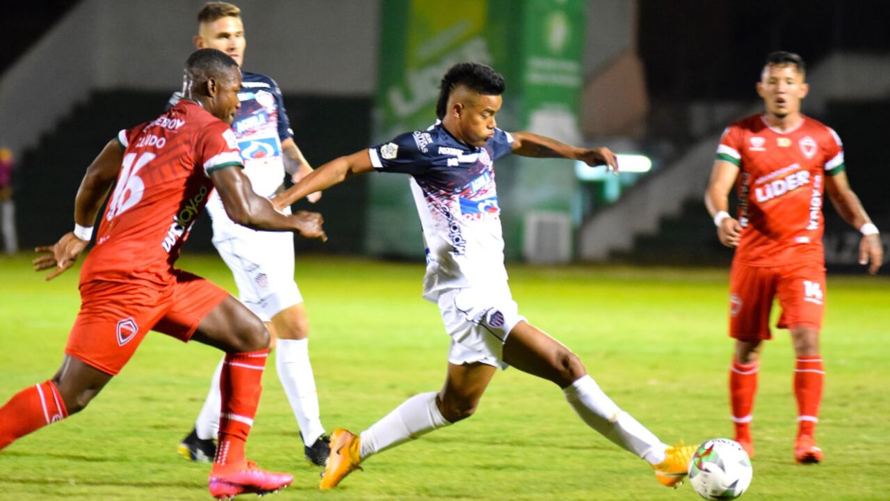 El ministro de Deporte se pronunció sobre el mal estado de la cancha del estadio de Tunja.