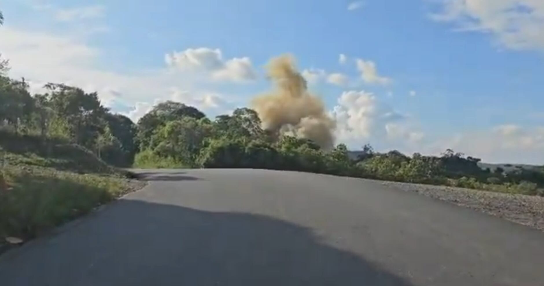 Un artefacto explosivo de alto poder fue detonado por tropas del Ejército. Se encontraba en la vía que comunica a las poblaciones de Robles y Guachinte en Jamundí, Valle.