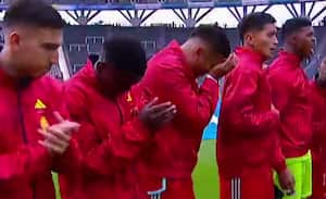 Kevin Mantilla al borde de las lágrimas tras el himno tricolor.