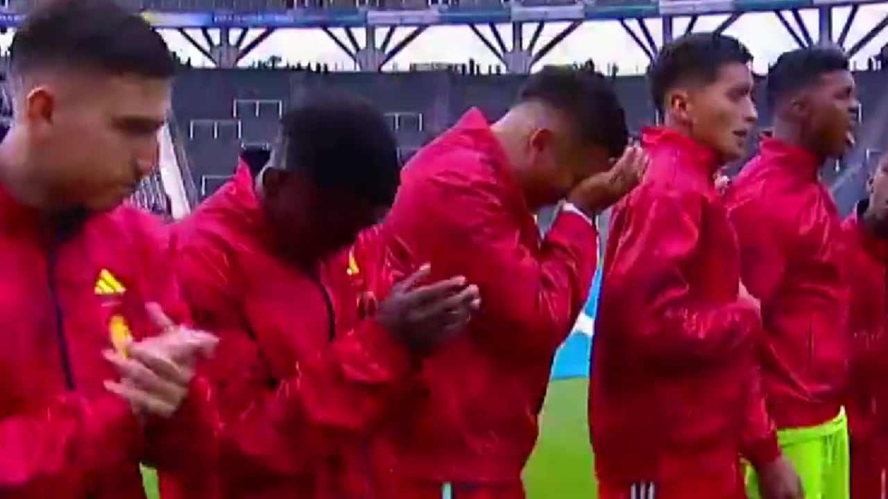 Kevin Mantilla al borde de las lágrimas tras el himno tricolor.