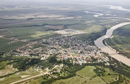 La vista aérea de Puerto Gaitán, a orillas del Manacacías, no deja ver algunas realidades. 