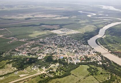 La vista aérea de Puerto Gaitán, a orillas del Manacacías, no deja ver algunas realidades. 