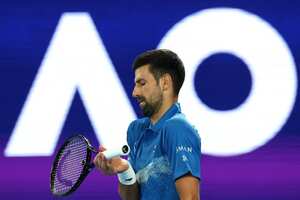 El serbio Novak Djokovic reacciona tras un punto contra el estadounidense Nishesh Basavareddy durante su partido individual masculino en el segundo día del torneo de tenis Abierto de Australia en Melbourne el 13 de enero de 2025. (Foto de DAVID GRAY / AFP) / -- IMAGEN RESTRINGIDA A USO EDITORIAL - ESTRICTAMENTE NO USO COMERCIAL --
