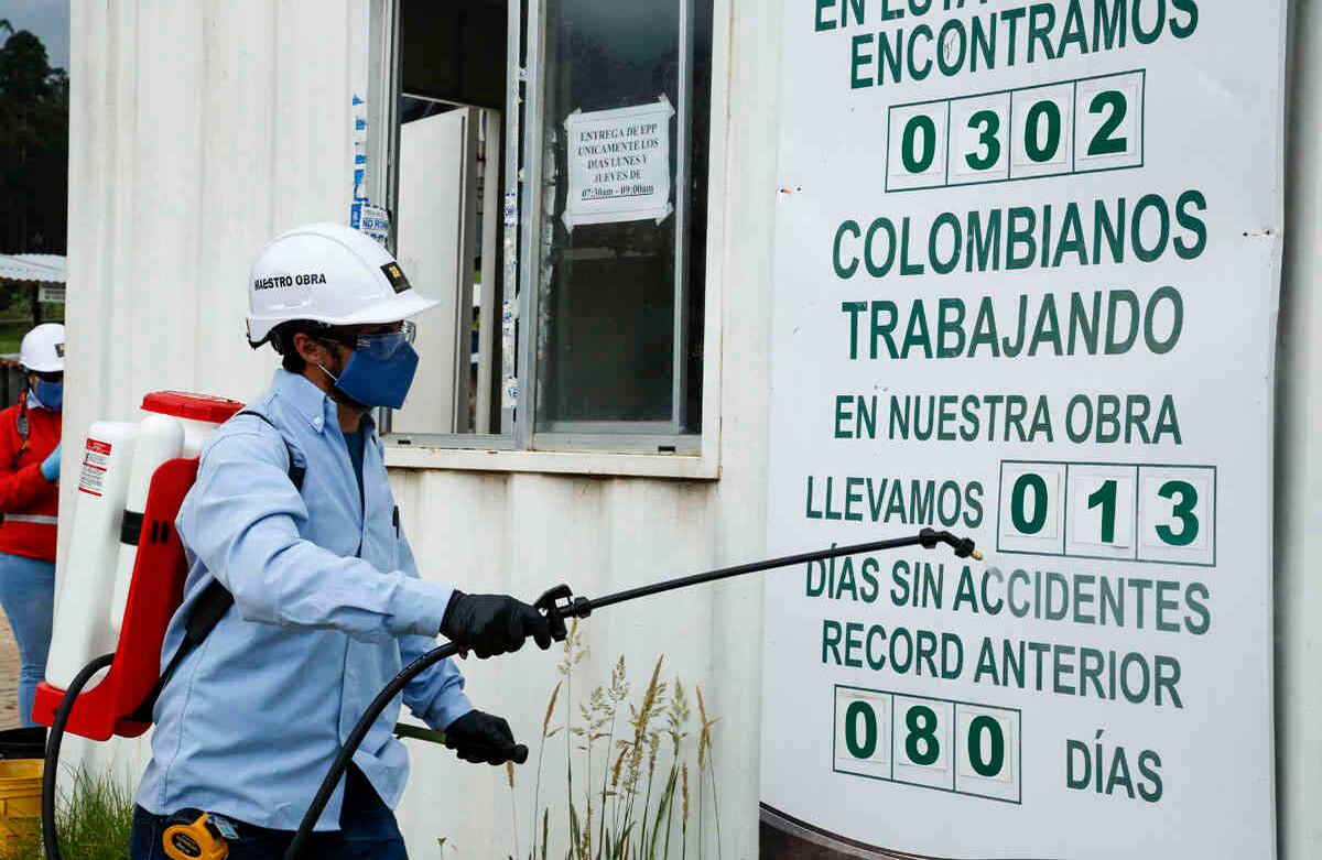 Las actividades laborales de la construcción se deben realizar en espacios en áreas amplias y abiertas, manteniendo un distanciamiento y con uso obligatorio de tapabocas.