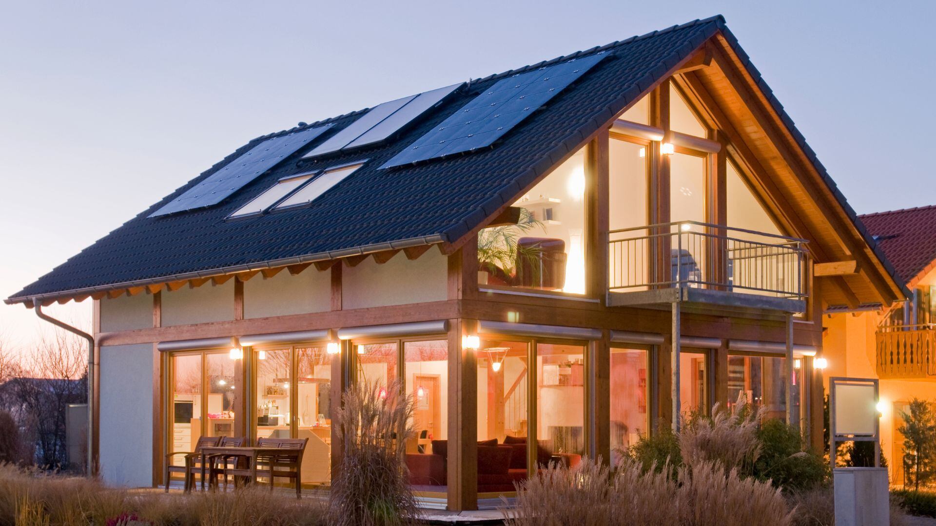 Las casas equipadas con sistemas de energías limpias suelen aumentar su valor en el mercado, ya que representan eficiencia y modernidad.