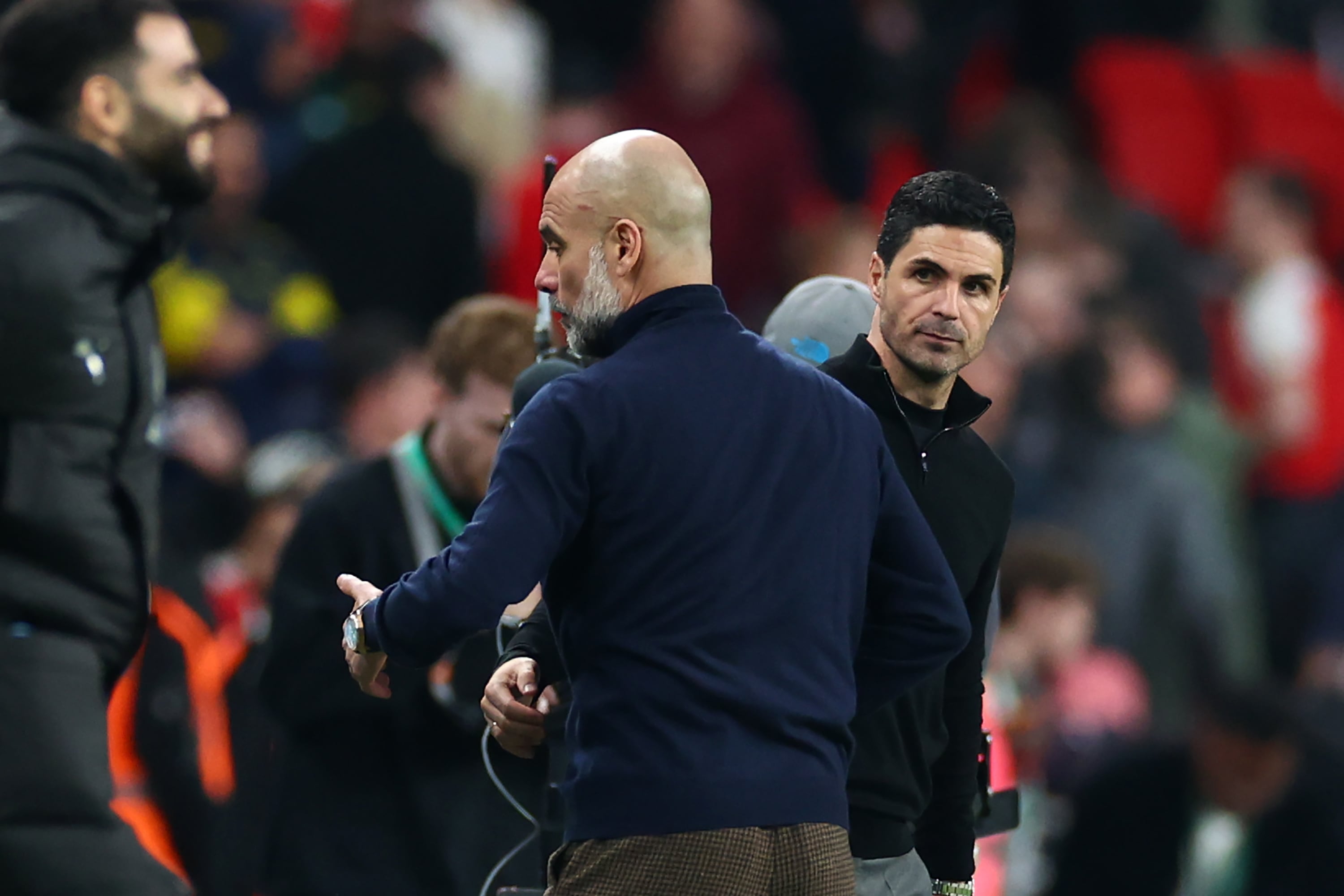 Mikel Arteta y Pep Guardiola. El del Arsenal le ganó el título al de Manchester United en Premier League