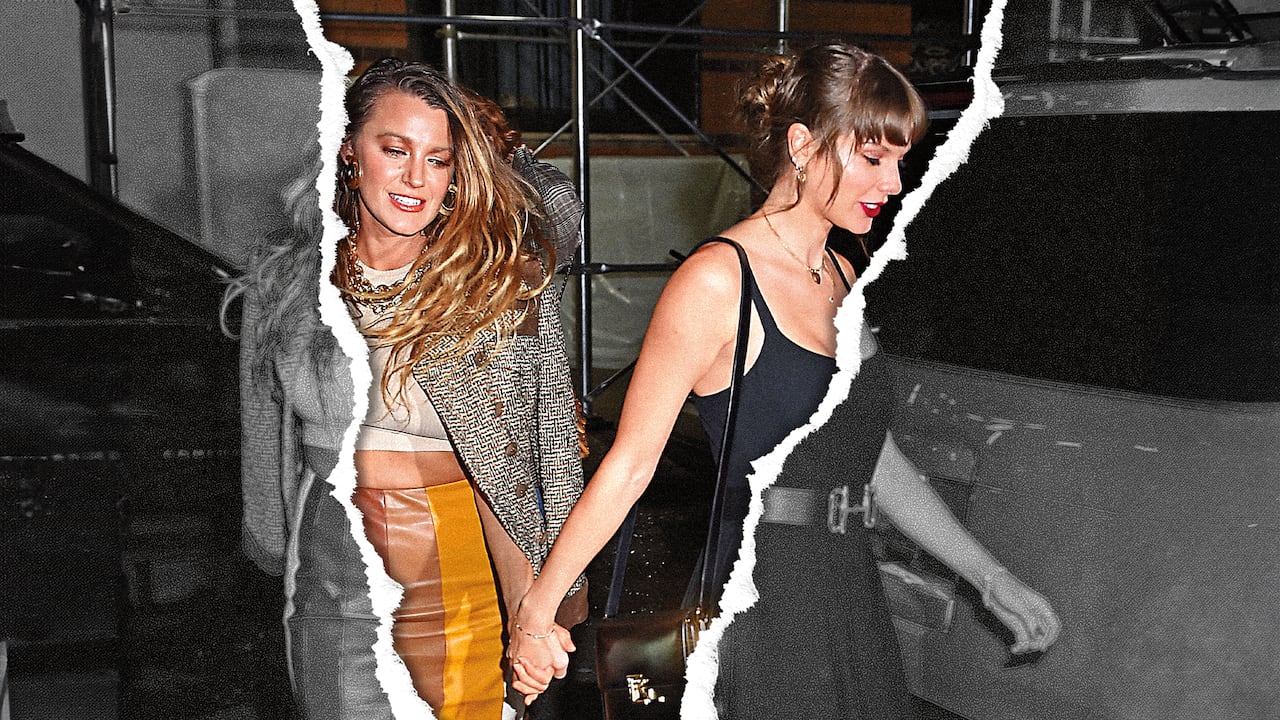 Blake Lively y Taylor Swift tomadas de manos.