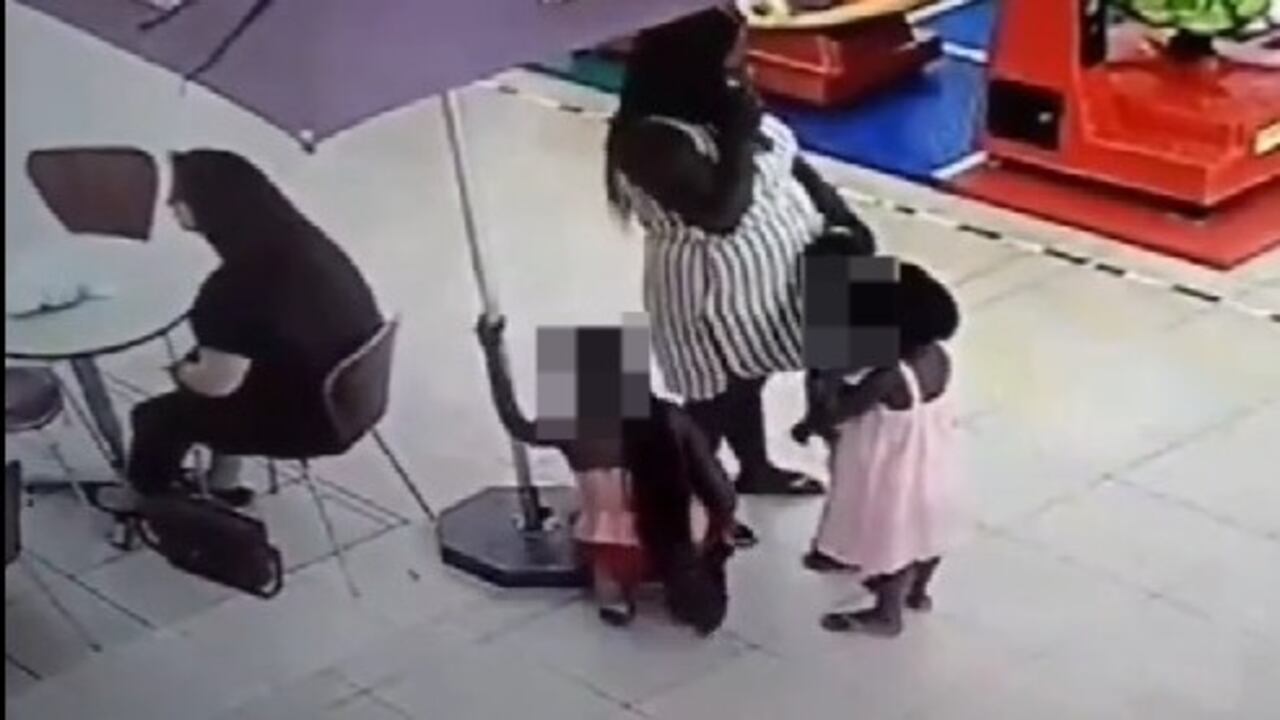 La mujer dejó que la niña de mayor edad tomara el bolso y luego huyó del lugar