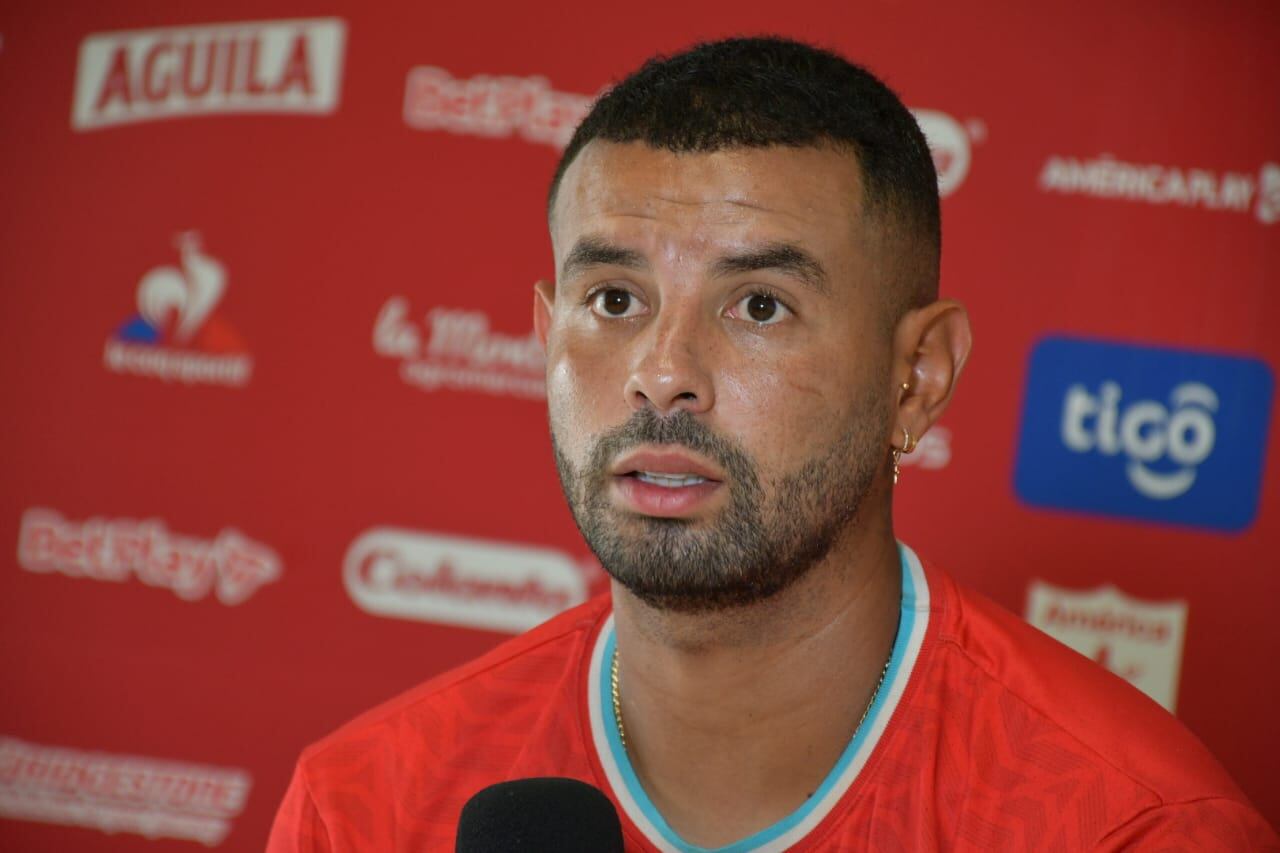 Edwin Cardona, mediocampista del América de Cali en rueda de prensa.